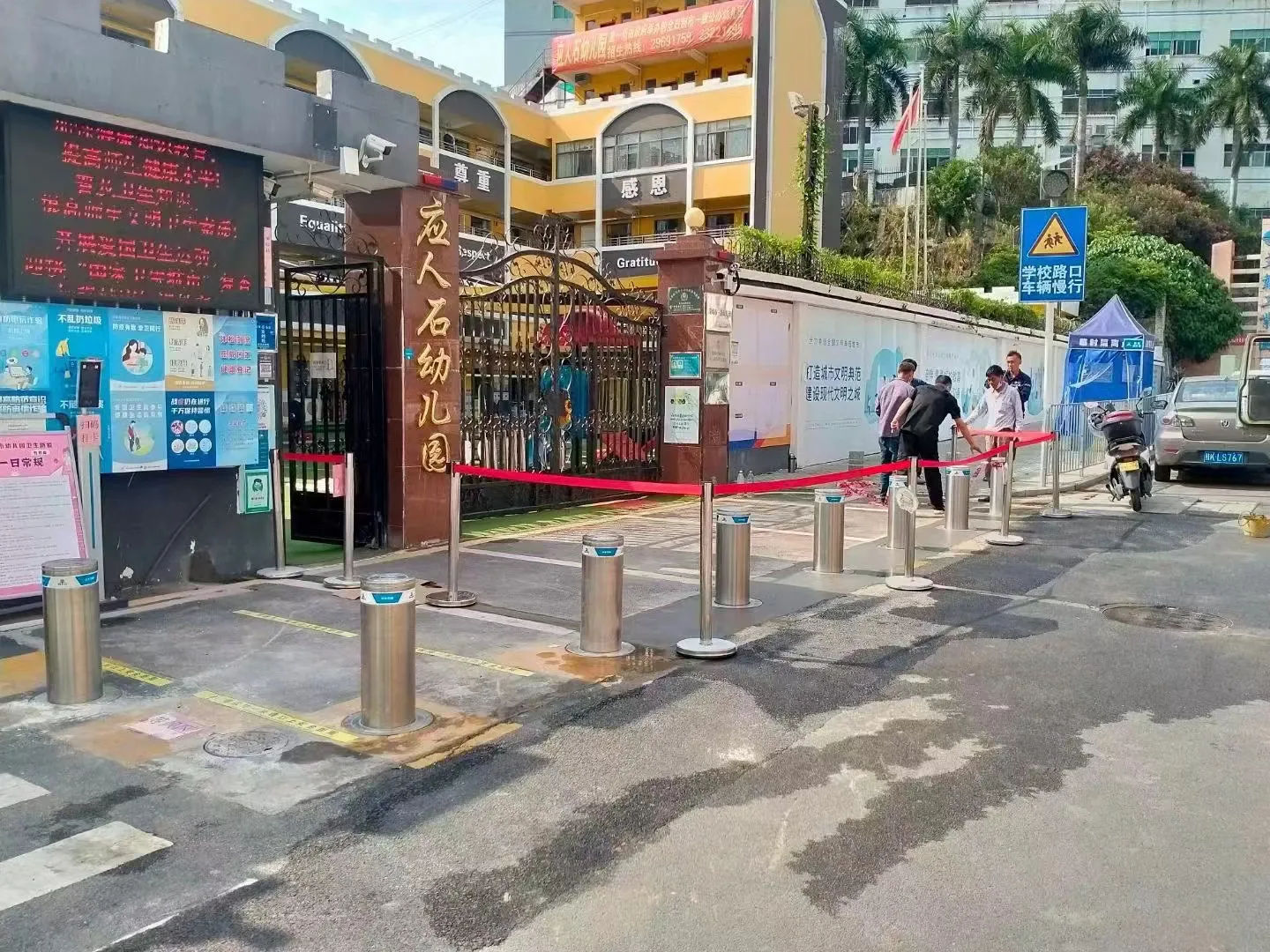 某人民法院門口升降柱