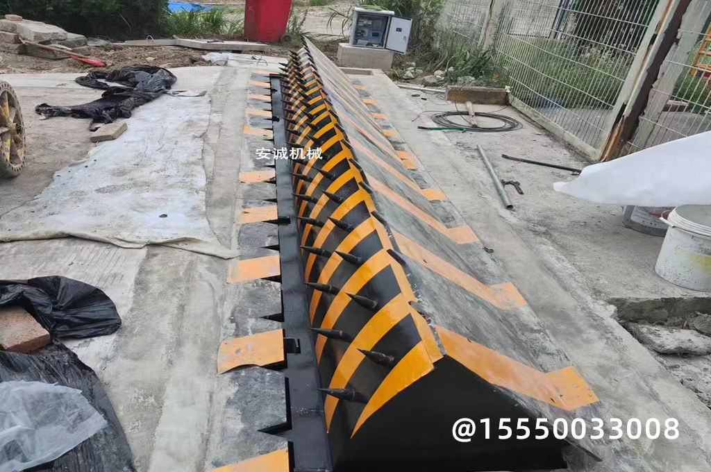 礦山炸藥庫(kù)防爆路障機(jī)(圖1)