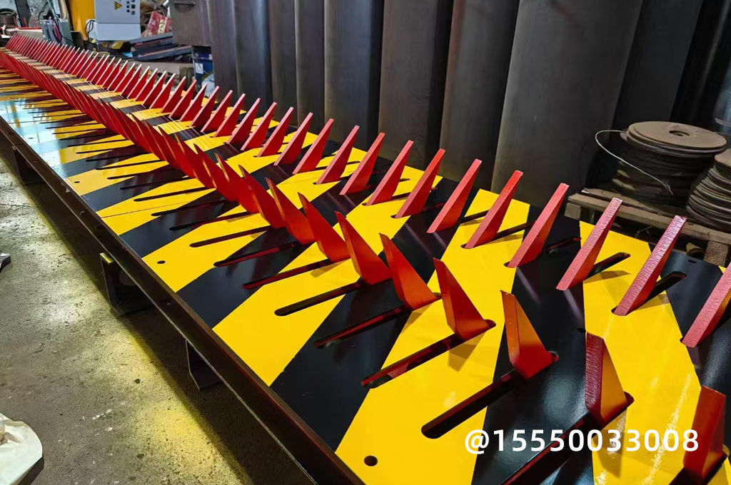 看守所消防通道單向破胎器(圖1)